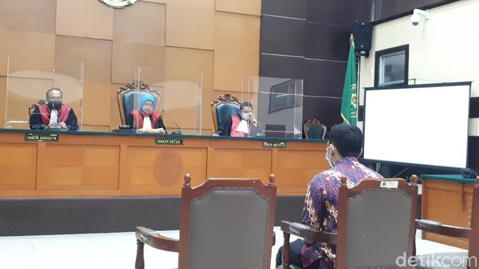 Sidang Bos PS STore Putra Siregar