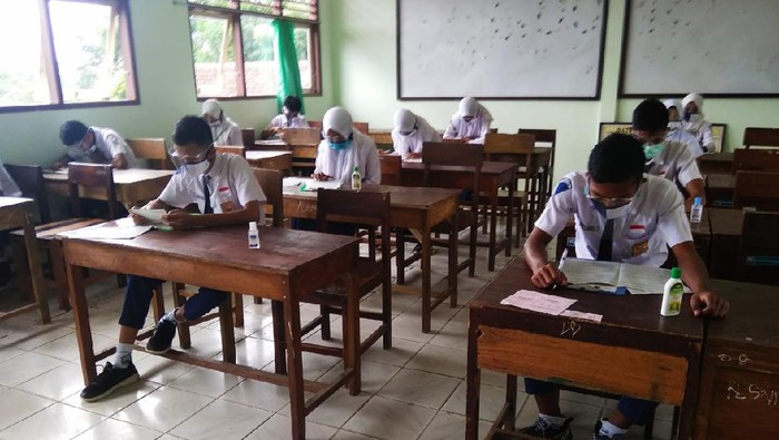 Simulasi sekolah tatap muka atau pembelajaran tatap muka di SMP Jepara, Senin (30/11/2020).