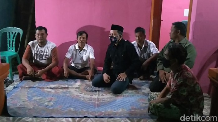 Suasana rumah duka sekeluarga korban kecelakaan maut Tol Cipali, di Kecamatan Kesesi, Pekalongan, Jawa Tengah, Senin (30/11/2020).