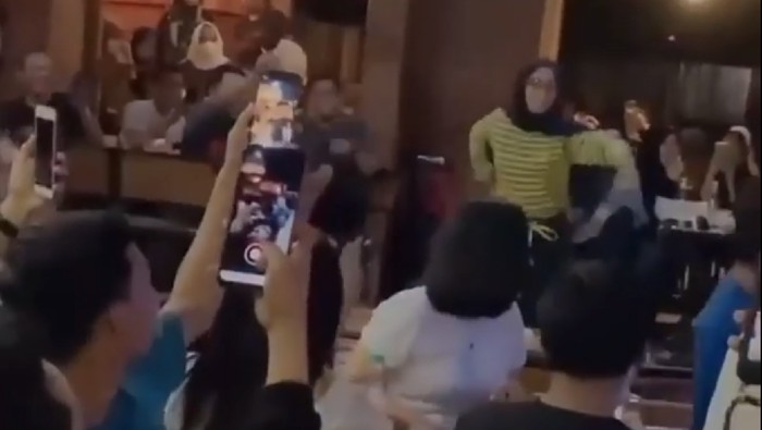 Tangkapan layar video viral muda-mudi di Bone, Sulsel joget dengan melanggar protokol kesehatan (dok. Istimewa).