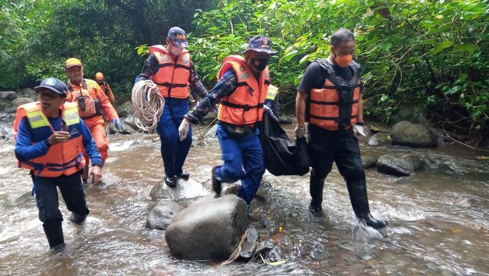 tewas terseret banjir