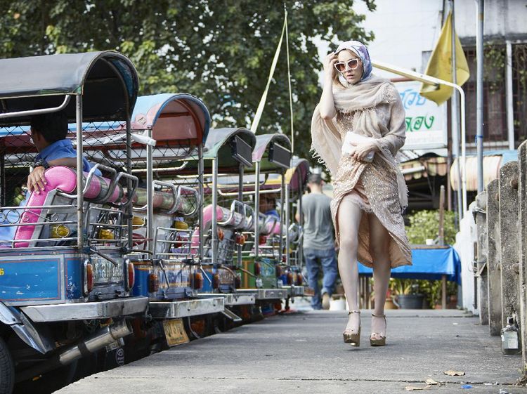 Penampilan Manis Kaley Cuoco di The Flight Attendant