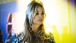 Penampilan Manis Kaley Cuoco di The Flight Attendant