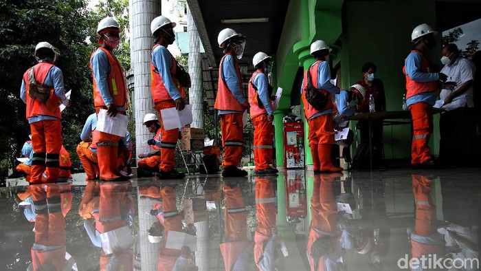 Tingkatkan Kemampuan, Petugas PPSU Ikut Uji Sertifikasi Ratusan petugas PPSU menjalani Uji Sertifikasi Tenaga Kerja Konstruksi. Uji sertifikasi tersebut digelar dengan menerapkan protokol kesehatan.