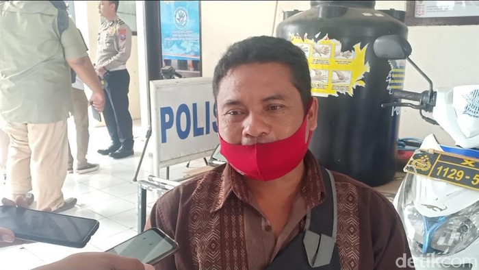 viral pria tertabrak truk