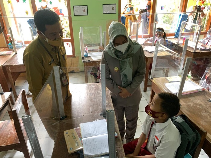 Wali Kota Mojokerto Ning Ita mengecek prokes sekolah tatap muka