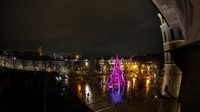 Pohon Natal Nasional dinyalakan di alun-alun Katedral di Vilnius, Lithuania.  