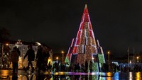 Keberadaan pohon Natal raksasa yang dihiasi berbagai ornamen lampu hias tersebut membuat kawasan di Vilnius, ibu kota Lithuania menjadi terang.  