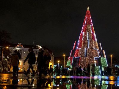 Warna-Warni Pohon Natal Terangi Lithuania