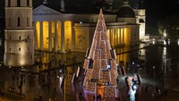 Alun-alun tersebut pun menjadi salah satu destinasi warga yang hendak menyambut hari Natal.  