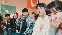 Potret kebersamaan Suzy dengan member Samsan Tech dari drama Start-Up. (Foto: dok. Instagram @skuukzky) 