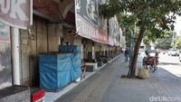 Bangunan Pasar Gede Solo di sisi timur terlihat lengang. Kios-kios di bagian luar pasar tutup total. Baik pedagang kios, los maupun oprokan dilarang beraktivitas di Pasar Gede sisi timur.  