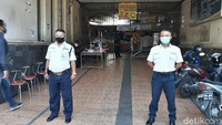 Hanya pintu depan pasar yang masih dibuka, namun dijaga ketat aparat pengamanan, mulai dari satpam hingga kepolisian. Sementara Pasar Gede sisi barat masih dibuka seperti biasa.  