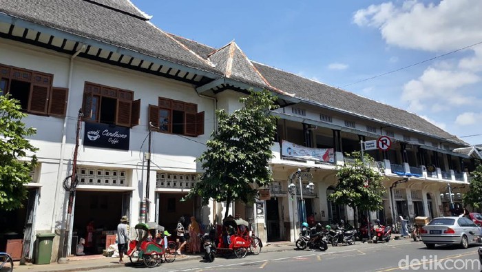 11 Orang Positif COVID-19, Pasar Gede Solo Ditutup Jumlah pedagang Pasar Gede Solo yang dinyatakan positif virus Corona atau COVID-19 bertambah menjadi 11 orang. Untuk sementara, Pasar Gede Solo sisi timur ditutup hingga pekan depan.
