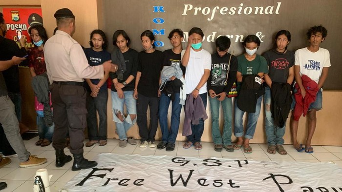 15 Mahasiswa di Sinjai, Sulsel diamankan polisi karena demo membawa atribut KKB Papua (dok. Istimewa).