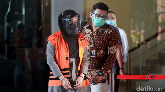 KPK melakukan penahanan terhadap dua tersangka perkara dugaan korupsi pengadaan perangkat transportasi informasi terintegrasi Bakamla.