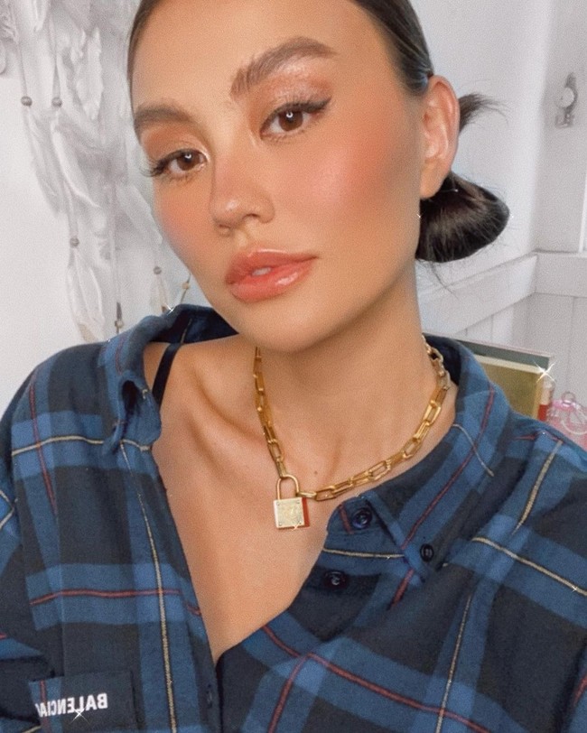 Karir Agnez Mo di kancah Internasional cukup sukses setelah dirinya merilis single berjudul Coke Bottle pada tahun 2014. Foto: Instagram/@agnezmo