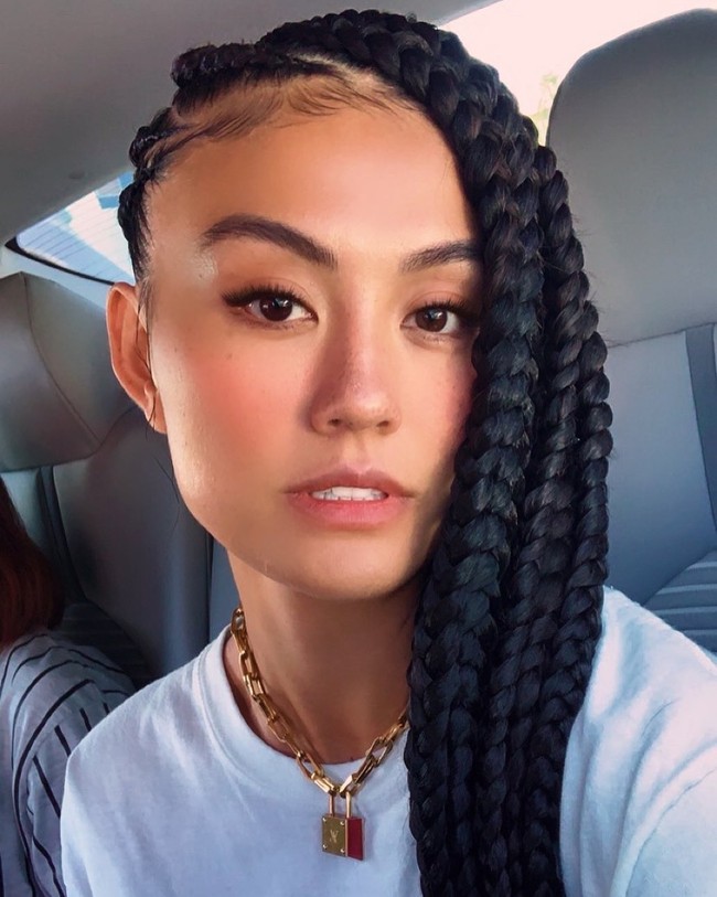 Agnez Mo merilis album pertamanya pada tahun 2003 yang berjudul And the Story Goes. Foto: Instagram/@agnezmo