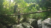 Ada pula jembatan kayu untuk menyebrang. (Abdy Febriady/detikcom)