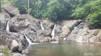 Namun karena kalah saing, air terjun ini kini sepi. Tapi malah bagus untuk foto-foto, ya! (Abdy Febriady/detikcom)