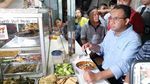 Anies Baswedan Hobi Makan di Warteg dan Warung Tenda