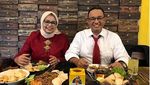 Anies Baswedan Hobi Makan di Warteg dan Warung Tenda