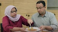 Nah, kalau yang satu ini adalah momen Anies Baswedan saat makan bersama dengan istri tercinta. Bahkan sang istri tampak perhatian dengan menuangkan makanan. Foto: Instagram @aniesbaswedan