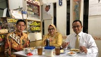 Ini bukti lagi saat Gubernur Anies Baswedan makan di warung kaki lima. Kali ini di warung kopi atau warkop dengan menu andalan berupa mie instan pakai telur. Foto: Instagram @aniesbaswedan