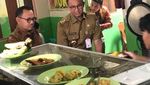 Anies Baswedan Hobi Makan di Warteg dan Warung Tenda