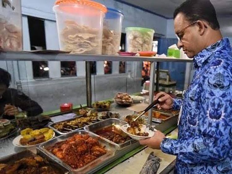 Anies Baswedan Hobi Makan di Warteg dan Warung Tenda