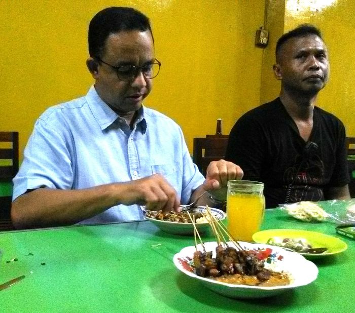 Anies Baswedan Hobi Makan di Warteg dan Warung Tenda