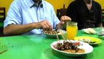 Anies Baswedan Hobi Makan di Warteg dan Warung Tenda
