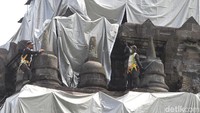 Petugas Balai Konservasi Borobudur (BKB) menutup bangunan Candi Mendut menggunakan terpaulin, Kabupaten Magelang, Jawa Tengah, Selasa (1/12/2020).  