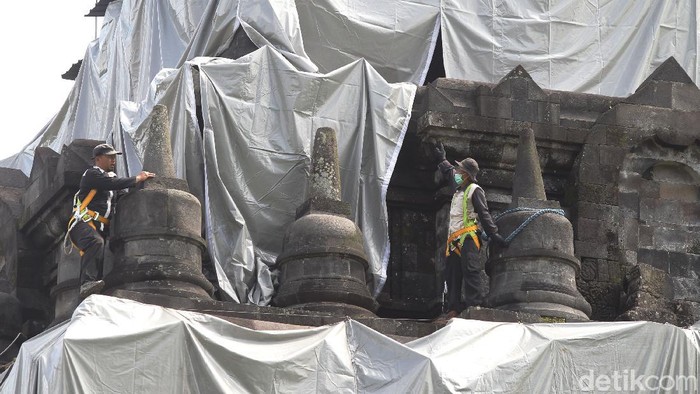 Antisipasi Erupsi Gunung Merapi, Candi Mendut Ditutup Terpaulin Balai Konservasi Borobudur (BKB) mulai menutup Candi Mendut di Kabupaten Magelang. Penutupan dilakukan untuk mengantisipasi hujan abu erupsi Gunung Merapi.
