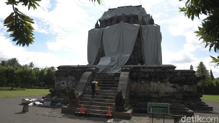 Antisipasi Erupsi Gunung Merapi, Candi Mendut Ditutup Terpaulin Balai Konservasi Borobudur (BKB) mulai menutup Candi Mendut di Kabupaten Magelang. Penutupan dilakukan untuk mengantisipasi hujan abu erupsi Gunung Merapi.
