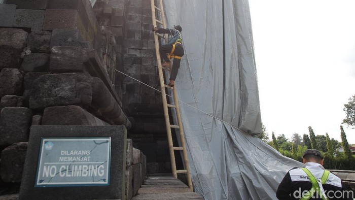 Antisipasi Erupsi Gunung Merapi, Candi Mendut Ditutup Terpaulin Balai Konservasi Borobudur (BKB) mulai menutup Candi Mendut di Kabupaten Magelang. Penutupan dilakukan untuk mengantisipasi hujan abu erupsi Gunung Merapi.