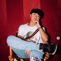 Influencer TikTok berdarah Asia ini memiliki 42,2 juta follower dan penghasilannya mencapai USD 1,2 juta atau sekitar Rp 17,5 miliar. Saat ini Michael Le tinggal di rumah seluas 836 meter per segi bersama empat kreator konten lainnya yang diberi nama Shluv House. Micheal menjadi terkenal setelah mengunggah sebuah video dengan eskalator dengan menggunakan filter suara anak kecil. Foto: Dok. Instagram