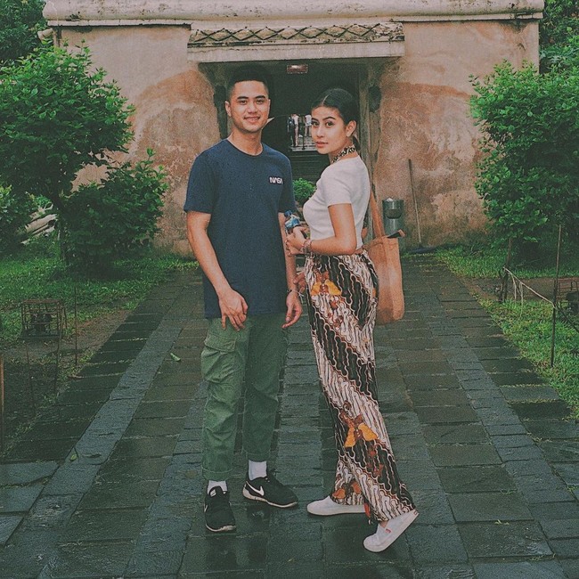 Foto terakhir yang diunggah Sabian di Instagram, Minggu (29/11/2020), memperlihatkan momen throwback keduanya saat liburan ke Yogyakarta. Ia mengunggahnya sebagai ucapan selamat ulang tahun bagi sang kekasih. Awkarin genap berusia 23 tahun pada hari tersebut.  (Foto: Instagram)