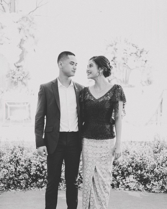 Selebgram Awkarin dikabarkan putus cinta dari Sabian Tama, putra sulung Menteri Pariwisata dan Ekonomi Kreatif Wishnutama. Kabar tersebut muncul setelah perempuan bernama asli Karin Novilda itu mengunggah kata-kata kemarahan yang dilayangkan untuk Sabian di Instagram. Padahal, baru tiga hari lalu, Awkarin memamerkan kemesraannya dengan sang kekasih lewat foto ini di Instagram. I miss you, Mi Amor, tulisnya. (Foto: Instagram)