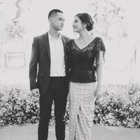 Selebgram Awkarin dikabarkan putus cinta dari Sabian Tama, putra sulung Menteri Pariwisata dan Ekonomi Kreatif Wishnutama. Kabar tersebut muncul setelah perempuan bernama asli Karin Novilda itu mengunggah kata-kata kemarahan yang dilayangkan untuk Sabian di Instagram. Padahal, baru tiga hari lalu, Awkarin memamerkan kemesraannya dengan sang kekasih lewat foto ini di Instagram. I miss you, Mi Amor, tulisnya. (Foto: Instagram)