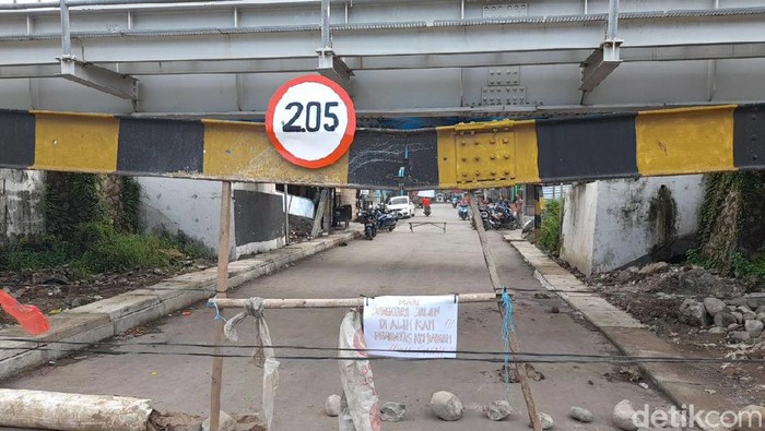 Besi portal underpass KAI di Karangmalang, Ketanggungan, Brebes patah dan melengkung, Selasa (1/12/2020).