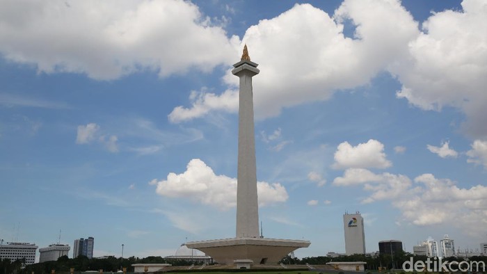 Birunya Langit Jakarta Hari Ini Suasana langit Jakarta yang terlihat biru dan cerah, Selasa (1/12/2020).