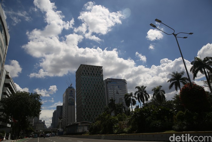 Suasana langit Jakarta yang terlihat biru dan cerah, Selasa (1/12/2020).