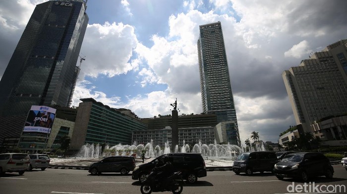 Suasana langit Jakarta yang terlihat biru dan cerah, Selasa (1/12/2020).