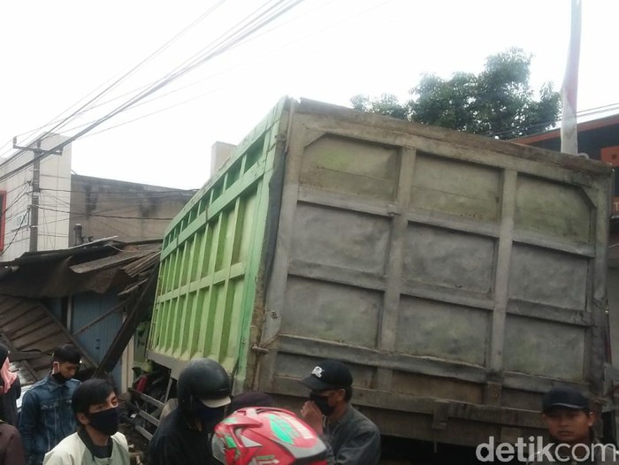 Detik-detik tabrakan beruntun di Tanjungsari Sumedang