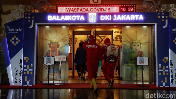 Disinfeksi Corona lewat penyemprotan disinfektan dilakukan di kompleks area gedung Balai Kota DKI Jakarta usai Anies Baswedan terpapar COVID-19.
