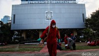 Tim pemadam kebakaran (damkar) melakukan penyemprotan disinfektan di kompleks area gedung Balai Kota DKI Jakarta.