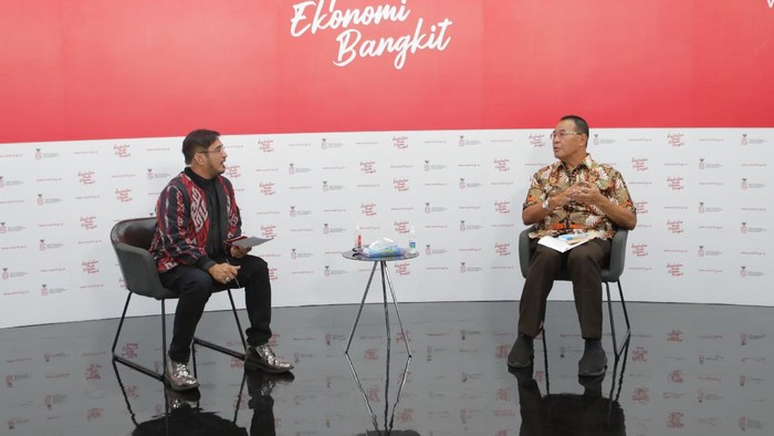 dr. H. Mohamad Subuh, MPPM (Staf Ahli Kemenkes Bidang Ekonomi) bersama moderator Jeremy Teti memberikan keterangan dalam dialog mengenai vaksinasi: pencegahan vs pengobatan