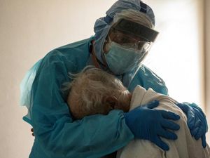 Viral Dokter di Texas Peluk Pasien Corona Lansia yang Putus Asa