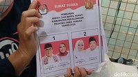 Kerusakan surat suara ini beragam, dari surat suara yang sobek di sejumlah titik, adanya noda atau titik tinta di salah satu gambar pasangan calon (paslon), hingga gambar foto paslon yang blur.